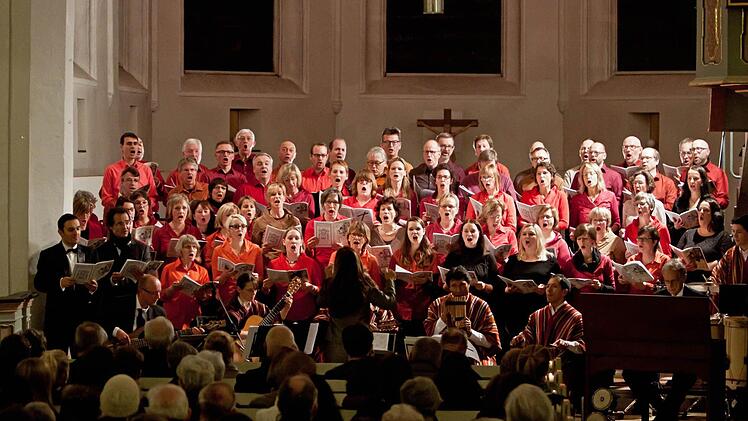 Gemeinsam mit der peruanischen Instrumentalgruppe "Indoamerika Perumanta" führte der Chor "Unerhört" Musik von Ariel Ramirez in der Coburger Heilig-Kreuz-Kirche auf.Foto: Jochen Berger