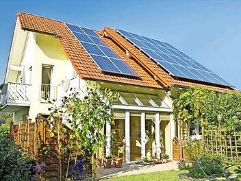 Eine dauerhafte Senkung der Energiekosten leistet einen wichtigen Beitrag zur Altersvorsorge. Für die energetische Sanierung gibt es vier KfW-Förderprogramme, die sich mit dem altersgerechten Umbau kombinieren lassen. Fotos: djd/KfW Bankengruppe/thx