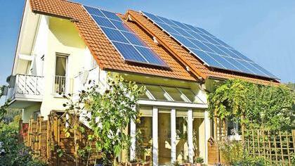 Eine dauerhafte Senkung der Energiekosten leistet einen wichtigen Beitrag zur Altersvorsorge. Für die energetische Sanierung gibt es vier KfW-Förderprogramme, die sich mit dem altersgerechten Umbau kombinieren lassen. Fotos: djd/KfW Bankengruppe/thx