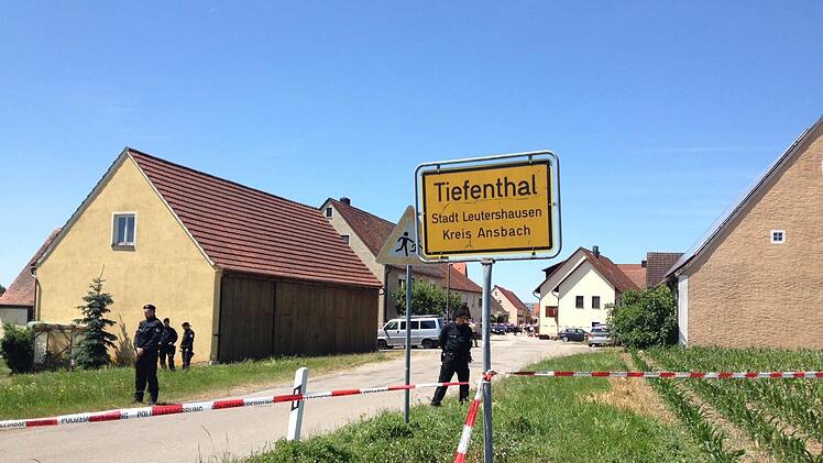 Am Freitagmorgen (10.07.2015) wurden zwei Menschen in Tiefenthal (Landkreis Ansbach) aus einem fahrenden Auto heraus erschossen. Foto: Nikolas Pelke