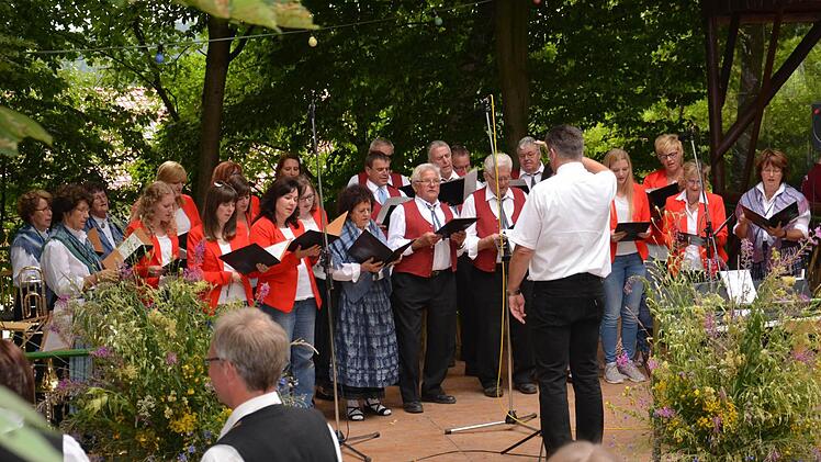 Gesangverein Liederkranz Motten präsentiert sich mit dem jungen Chor in den Farben der französischen Tricolore.  Foto: Brigit Will