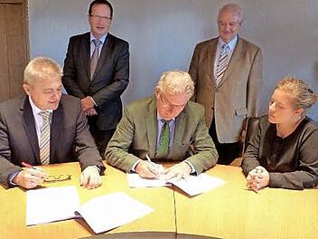 Freudige Gesichter bei der Unterzeichnung des Vertrages zum Breitband-Ausbau in Harsdorf (von links): Friedrich Weinlein, Siegbert Reuther, Günther Hübner, Detlef Arnold, Karin Holzbecher. Foto: Dieter Hübner