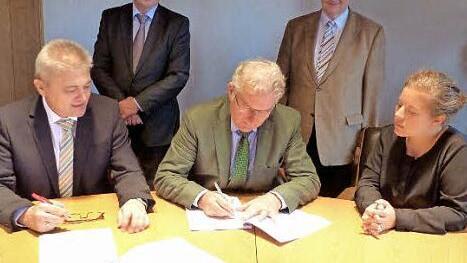 Freudige Gesichter bei der Unterzeichnung des Vertrages zum Breitband-Ausbau in Harsdorf (von links): Friedrich Weinlein, Siegbert Reuther, Günther Hübner, Detlef Arnold, Karin Holzbecher. Foto: Dieter Hübner