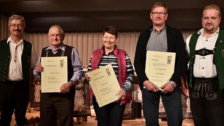 Ehrungen gab es auch für nicht mehr aktive Vereinsmitglieder durch Vorsitzenden Norbert Döll (links) und Zweiten Vorsitzenden Markus Geuß (rechts). Zum Ehrenmitglied wurde Günter Ankenbrand (Zweiter von rechts) ernannt. Dankesurkunden erhielten Werner Seemann und Bärbel Meyer.