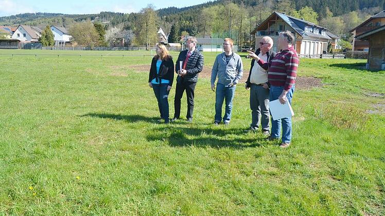 Sie weisen die Kritiken am Neubau eines Milchviehstalles in Welitsch zurück: (von links) Charline Schmidt, Guido Winter (AELF), Johannes Nickel, Erwin schwarz (BBV-Kreisobmann) und Christian Nickel. Etwa zehn Meter entfernt vom bestehenden Stall (rechts) soll der neue Milchviehstall entstehen. Foto: K.- H. Hofmann
