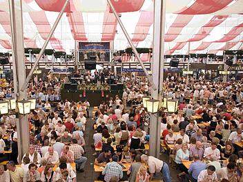 Die Eröffnung des Bierstadls auf der Kulmbacher Bierwoche ist traditionell gut besucht. Heuer findet das Bierfest auf dem Brauerei-Gelände in der Lichtenfelser Straße statt. Foto: Archivbild