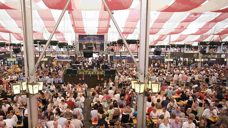 Die Eröffnung des Bierstadls auf der Kulmbacher Bierwoche ist traditionell gut besucht. Heuer findet das Bierfest auf dem Brauerei-Gelände in der Lichtenfelser Straße statt. Foto: Archivbild