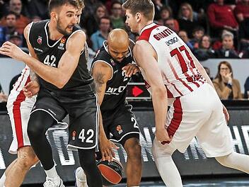 Mit dem Kopf durch die Wand: Ricky Hickman (Mitte) verliert den Ball gegen Arturas Gudaitis (r.) anstatt seinen abrollenden Center Dejan Musli anzuspielen. Foto: Daniel Löb