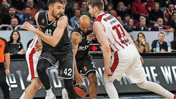 Mit dem Kopf durch die Wand: Ricky Hickman (Mitte) verliert den Ball gegen Arturas Gudaitis (r.) anstatt seinen abrollenden Center Dejan Musli anzuspielen. Foto: Daniel Löb