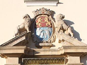 Das Wappen des Adelsgeschlechtes von Brockdorff über dem Portal von Schloss Schney   Fotos: Popp