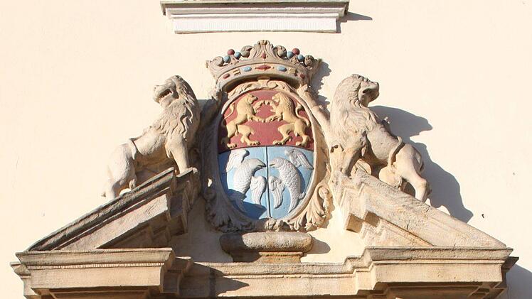 Das Wappen des Adelsgeschlechtes von Brockdorff über dem Portal von Schloss Schney   Fotos: Popp