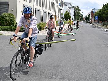 So viel Abstand sollte man zu Fahrradfahrern halten: Protestaktion der Radler. Foto: Ronald Rinklef