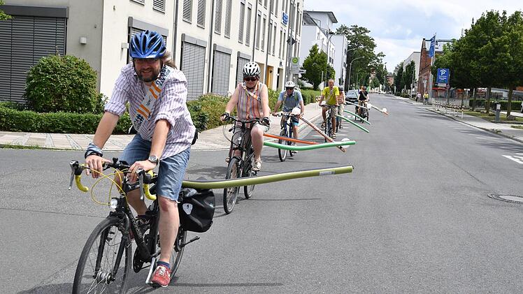 So viel Abstand sollte man zu Fahrradfahrern halten: Protestaktion der Radler. Foto: Ronald Rinklef