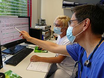 Chefarzt Dr. Rumo David Leistner und MTA Astrid Gunzenheimer werten die in der Nacht erhobenen Daten eines Patienten aus: "Atemaussetzer bis zu 146 Sekunden!"  Foto: Marion Krüger-Hundrup