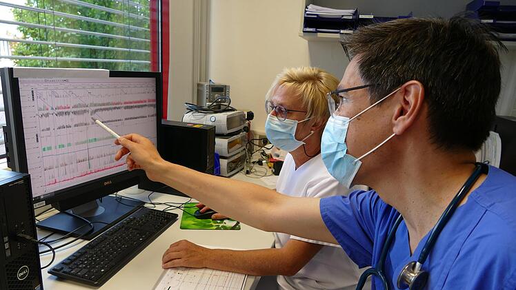 Chefarzt Dr. Rumo David Leistner und MTA Astrid Gunzenheimer werten die in der Nacht erhobenen Daten eines Patienten aus: "Atemaussetzer bis zu 146 Sekunden!"  Foto: Marion Krüger-Hundrup