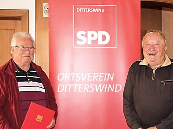 Julius Hellmuth (links) wurde zum Ehrenmitglied ernannt. Mit ihm freut sich der scheidende Vorsitzende Werner Hanel.  Foto: Jens Fertinger