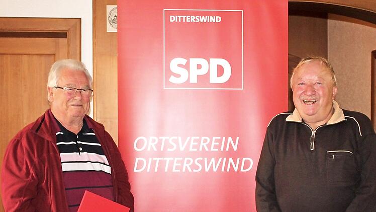 Julius Hellmuth (links) wurde zum Ehrenmitglied ernannt. Mit ihm freut sich der scheidende Vorsitzende Werner Hanel.  Foto: Jens Fertinger