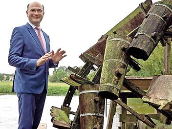 Minister Albert Füracker beim Vierzigmann-Wasserrad in Möhrendorf