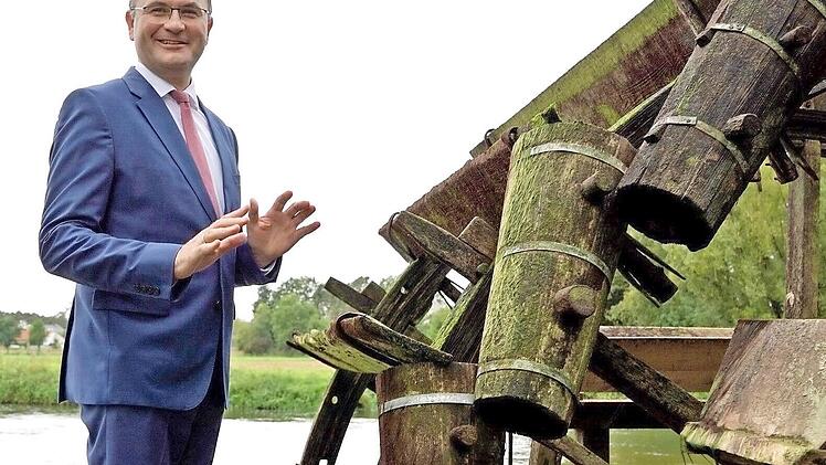 Minister Albert Füracker beim Vierzigmann-Wasserrad in Möhrendorf