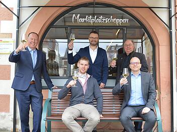 Sto&szlig;en auf die baldige Wiederer&ouml;ffnung der Vinothek an: (Von links) Gesch&auml;ftsleiter Gerhard Schneider, (hinten) Wirtschaftsf&ouml;rderer Sebastian M. B&uuml;nner und Kulturreferent Peter Weidisch sowie (vorn) der neue P&auml;chter Marcus Beran und Oberb&uuml;rgermeister Dirk Vogel.