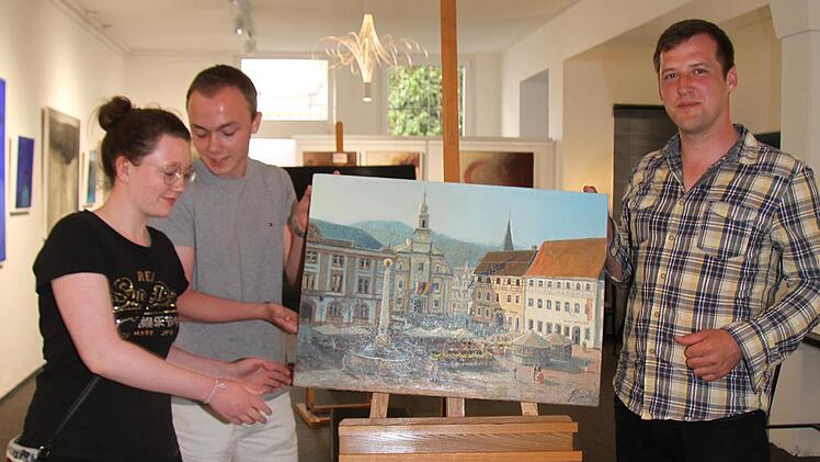 Pavel Fedorov f&uuml;hlt sich in Kulmbach sicher. In der Galerie Kotyba werden seine Werke verkauft. Jan (20) und Milena Dressel (16) haben Kulmbach-Ansichten erworben.