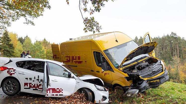 Frontalzusammensto&szlig; mit Fahrschule: Kleintransporter ger&auml;t auf Gegenfahrbahn