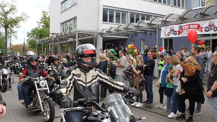 Erlangen: Toy Run 2023 bei "Bombenwetter" - 30.000 Euro Spenden gesammelt