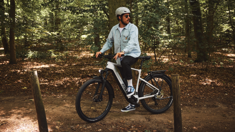 E-Trekkingbikes sind ideal für lange Strecken und vielseitige Geländearten, da sie mit leistungsstarken Motoren und robusten Rahmen ausgestattet sind. Sie bieten eine komfortable und effiziente Möglichkeit, die Natur zu erkunden und längere Touren zu unternehmen.