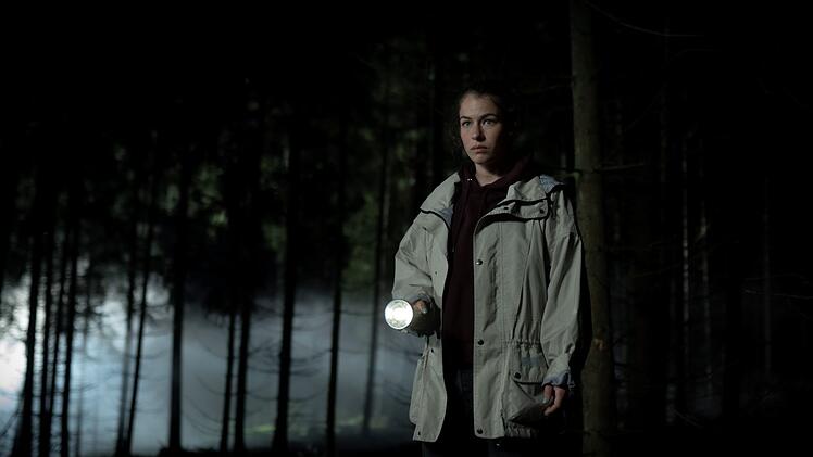 Anja Grimm (Henriette Confurius) erforscht den Wald. Auch nachts betreibt sie ihre Studien, was nat&uuml;rlich stimmungsvoller ist ...