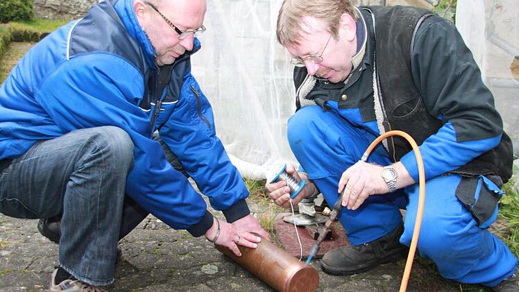 Heinz  Musiol und Reinhard Maier haben die Kupferröhre, in der Dokumente  mit  verewigt wurden, zugeschweißt.