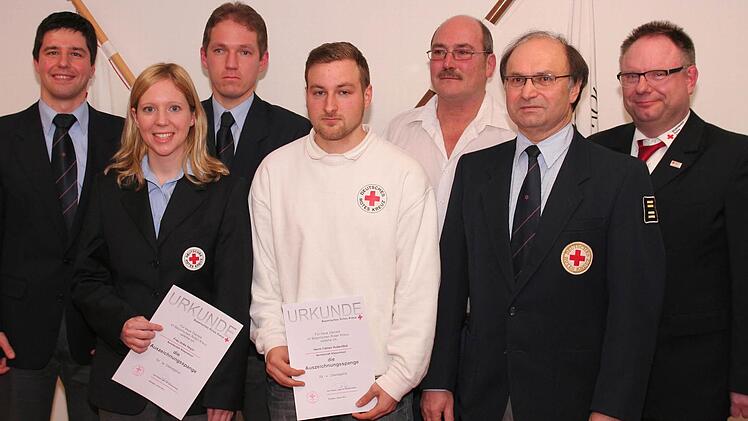 Zeigt die Geehrten (v.l.) Bereitschaftsleiter Christian Sturm, Anke Heym, Florian Heseding, Fabian Hubenthal, William Mc Cullogh, Kreisbereitschaftsleiter Karl Pazelt, stellvertretenden Bezirksbereitschaftsleiter Harald Erhard.