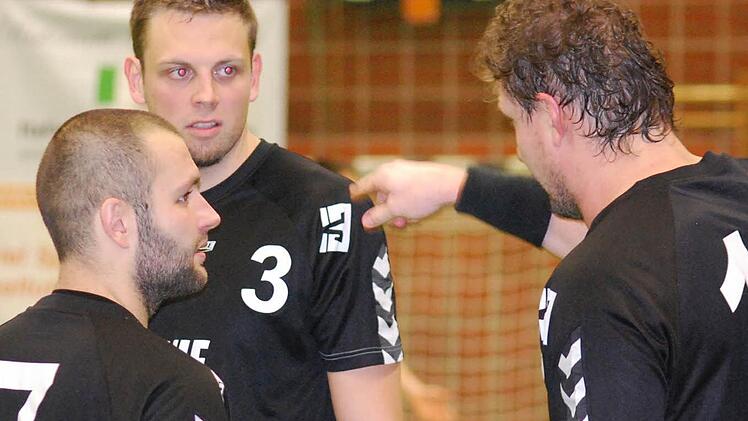 Rödelsees Routinier Michal Tonar (rechts) gibt seine Erfahrung an Gabor Csorba und Julius Weinhardt (hinten) weiter. Am Samstag muss gegen den TV Roding ein Heimsieg her. Foto: Sterzbach
