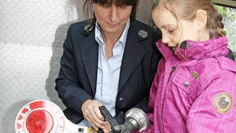 Schriftführerin Daniela Liebig erläutert Thea Meisel (9), wie ein Hohlstrahl-Rohr funktioniert.