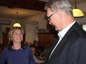 Marion Leonhardt freut sich über das klare Votum mit Bürgermeister Dietz (rechts).