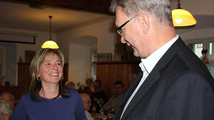 Marion Leonhardt freut sich über das klare Votum mit Bürgermeister Dietz (rechts).