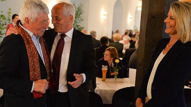 Auch CSU-Fraktionsvorsitzender Michael Pfitzner - hier mit seiner Lebensgefährtin Sabine - dankt Wolfgang Protzner.