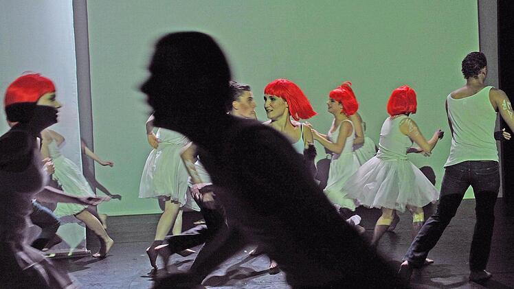 Szene aus "Tristan und Isolde" mit dem Jugendclub des Landestheaters in der Reithalle.Foto: Andrea Kremper