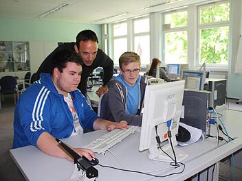Weg vom Frontalunterricht, hinein in die Praxis: Christoph Gradl freut sich, dass seine beiden Schüler Benjamin und Mirco so viel Spaß bei der Arbeit haben. Fotos: Christiane Lehmann
