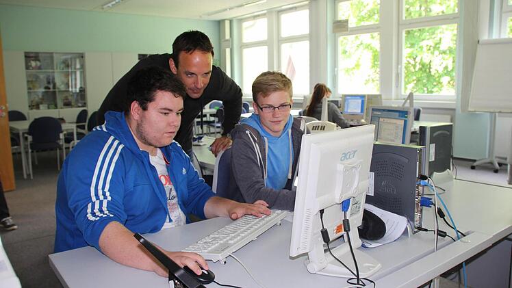 Weg vom Frontalunterricht, hinein in die Praxis: Christoph Gradl freut sich, dass seine beiden Schüler Benjamin und Mirco so viel Spaß bei der Arbeit haben. Fotos: Christiane Lehmann