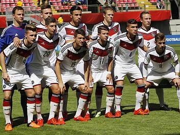 Die deutsche U17-Nationalmannschaft vor ihrem WM-Auftaktspiel gegen Australien. Hinten, von links: Constantin Frommann, Jonas Busam, Erdinc Karakas, Joel Abu Hanna, Felix Passlack. Vorne, von links: Johannes Eggestein, Vitaly Janelt, Salih Özcan, Mats Köhlert, Gökhan Gül und der Baiersdorfer Niklas Dorsch. Foto: Marcelox Hernandez/Imago
