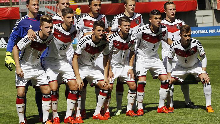 Die deutsche U17-Nationalmannschaft vor ihrem WM-Auftaktspiel gegen Australien. Hinten, von links: Constantin Frommann, Jonas Busam, Erdinc Karakas, Joel Abu Hanna, Felix Passlack. Vorne, von links: Johannes Eggestein, Vitaly Janelt, Salih Özcan, Mats Köhlert, Gökhan Gül und der Baiersdorfer Niklas Dorsch. Foto: Marcelox Hernandez/Imago