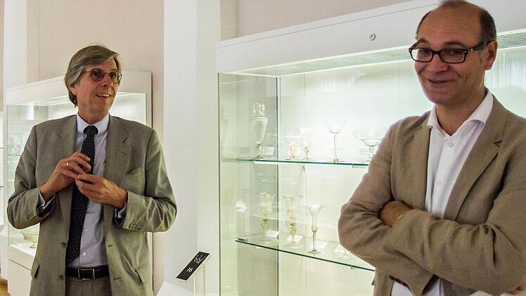 Direktor Klaus Weschenfelder (links) und Kurator Sven Hauschke erläutern die Pläne für die Umgestaltung der historischen Glassammlung auf der Veste CoburgFoto: Jochen Berger