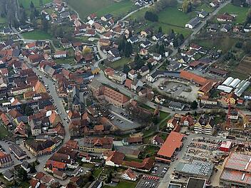 Über den Tellerrand hinausschauen wollen die Partner in einem gemeinsamen Mittelzentrum, hier Weismain aus der Vogelperspektive. Die kleine Stadt verspricht sich eine bessere Wahrnehmung im Verbund. Foto: Ronald Rinklef