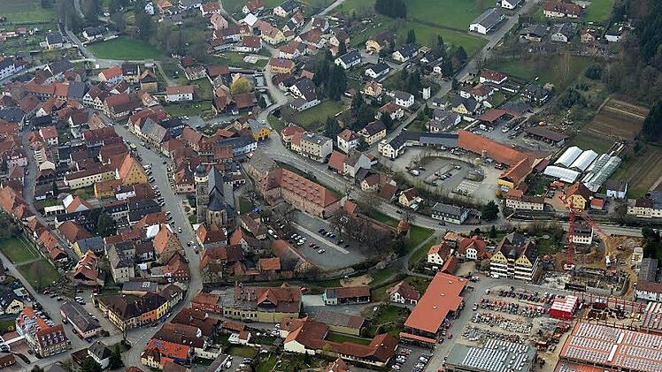 Über den Tellerrand hinausschauen wollen die Partner in einem gemeinsamen Mittelzentrum, hier Weismain aus der Vogelperspektive. Die kleine Stadt verspricht sich eine bessere Wahrnehmung im Verbund. Foto: Ronald Rinklef