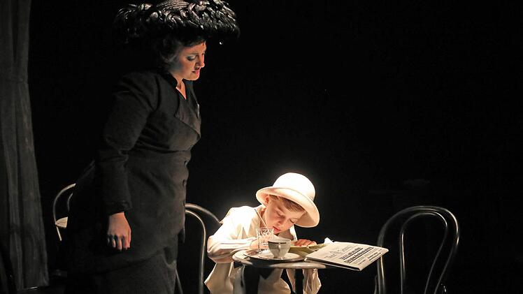 "Ausblick in ein schönes Land": ein szenischer Liederabend mit Musik von Erich Wolfgang Korngold feierte Premiere in der Coburger Reithalle.Foto: Henning Rosenbusch