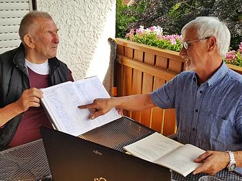Anton Nüßlein (links) und Lorenz Schlund schauen ins Wallfahrerbuch. Wer wird am 24. Juni wieder mit von der Partie sein?  Foto: Sabine Christofzik