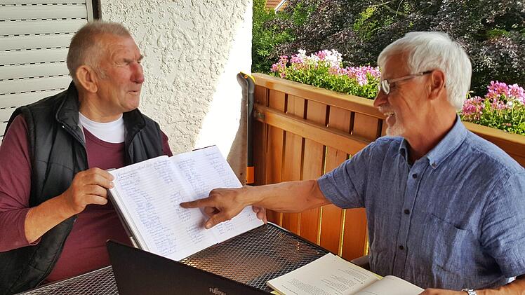 Anton Nüßlein (links) und Lorenz Schlund schauen ins Wallfahrerbuch. Wer wird am 24. Juni wieder mit von der Partie sein?  Foto: Sabine Christofzik