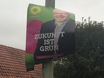 Das Wahlplakat von Markus Tutsch (Grüne) in Döllnitz schaut schon einigermaßen mitgenommen aus. Foto: Annika Fischer