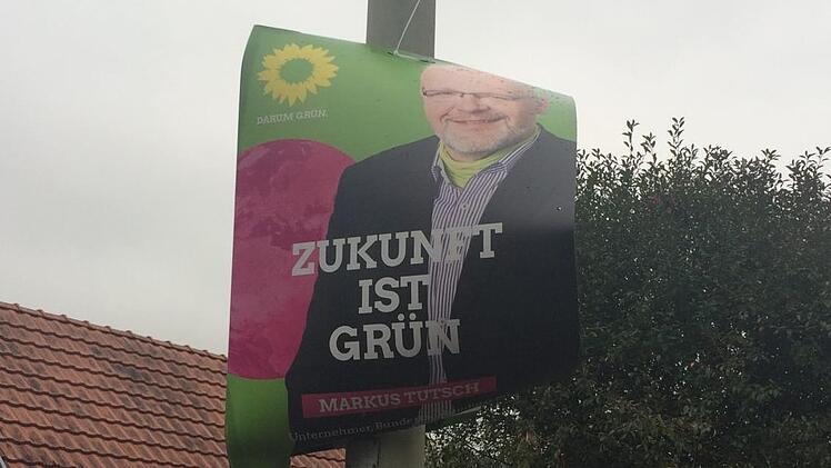 Das Wahlplakat von Markus Tutsch (Grüne) in Döllnitz schaut schon einigermaßen mitgenommen aus. Foto: Annika Fischer