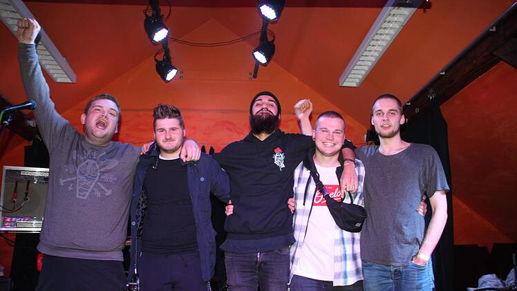 Sie freuen sich  über den Erfolg (von links): Gitarrist Manuel Mann, Schlagzeuger Marcel Losert, Sänger Tizian Alsan, Gitarrist David Mücke und Bassist Oliver Sommerer. Foto: Stephan Stöckel